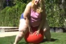 Enorme Bbw mujer haciendo estallar globos