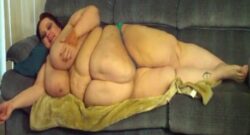 La gorda descansa desnuda en su sofá